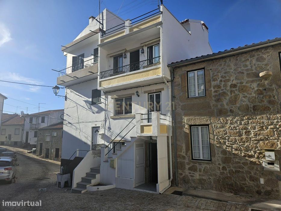 Moradia T3 com terraço e vista para o Castelo – Penamacor