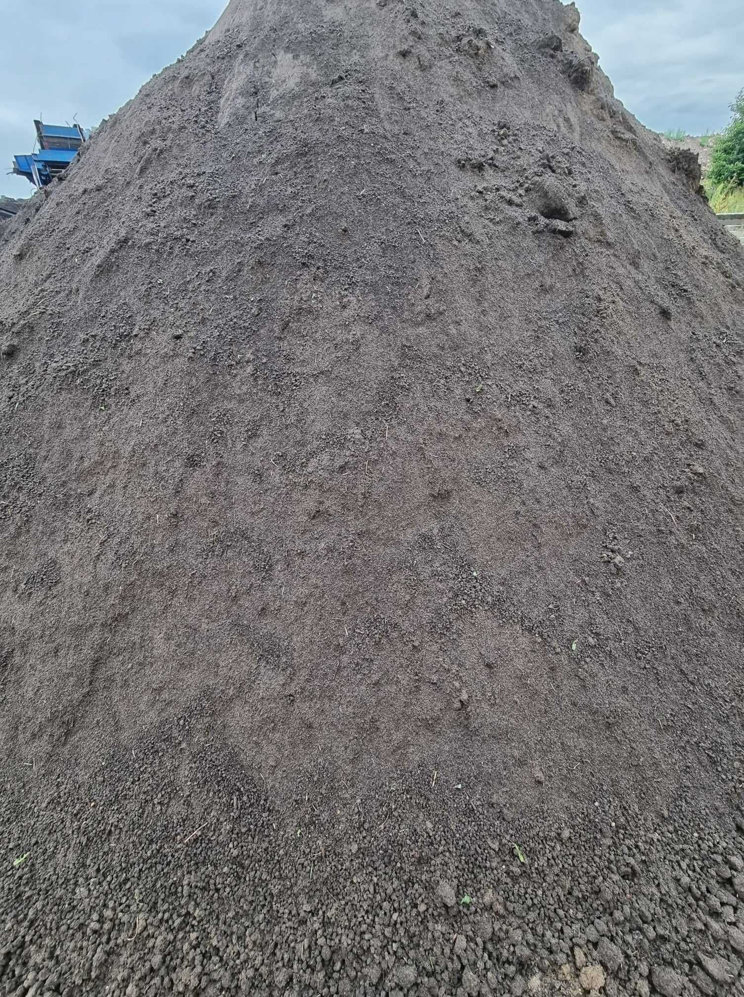 Czarna ziemia siana czarnoziem torf kompost pod trawnik