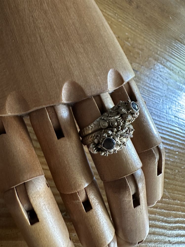 Anel dourado com cabeças