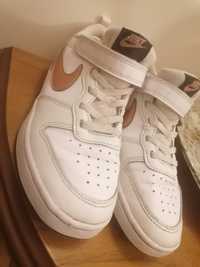 Vendo sapatilhas Nike ofereço par ADIDAS