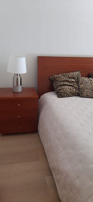 Vendo conjunto de cama com mesinhas de cabeceira.