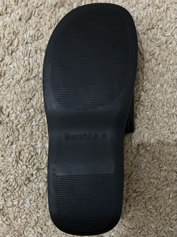 Sandália preta com plataforma [Bershka] tam. 39