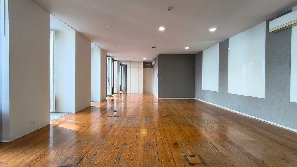 Para arrendar de escritório em rua Elísio de Melo, 41 Porto