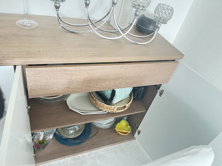 Mesa c/ cadeiras e aparador