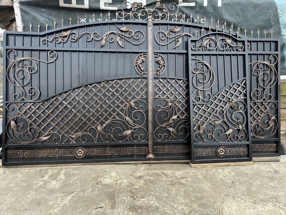 Кована брама з фірткою