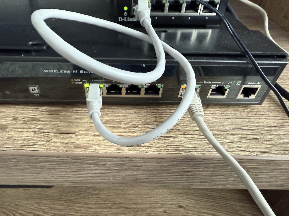 Router d-link dsr-1000n plus switch d-link des-10s