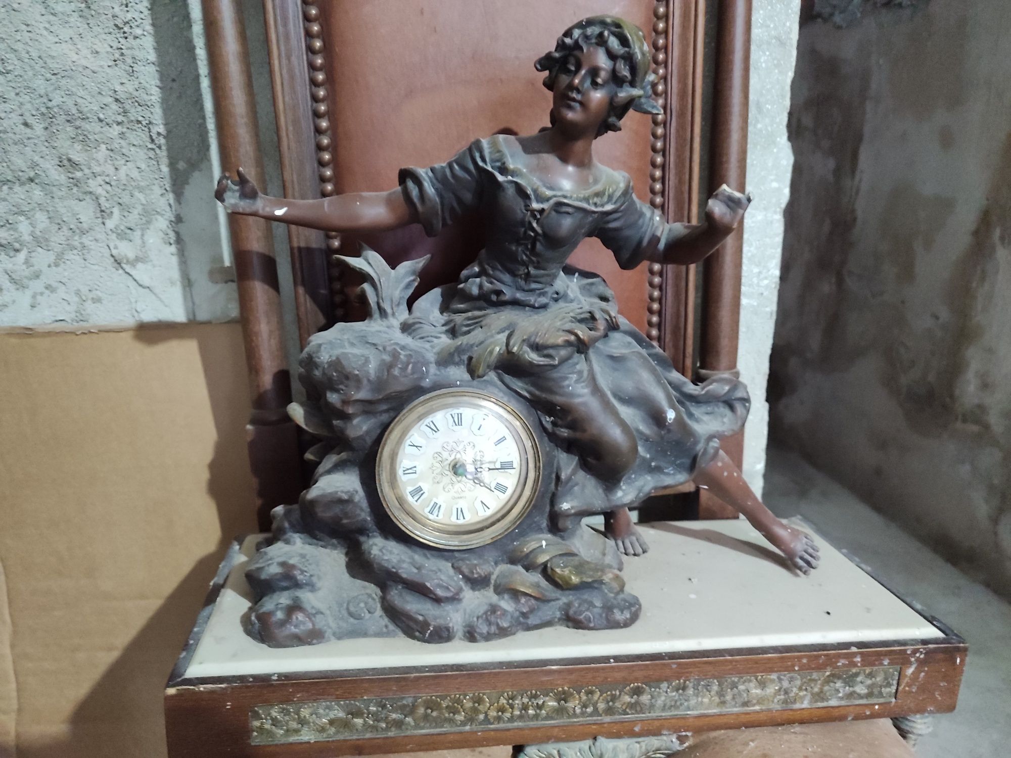 Vendo 2 relógios com estatua vintage