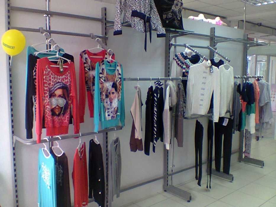 Стійки для магазинів одягу