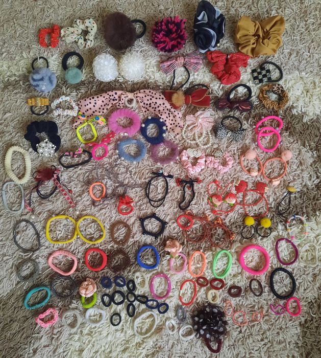 Заколки і резинки на волосся