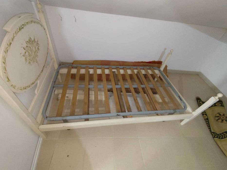 Estrado solteiro com pés 98x183cm