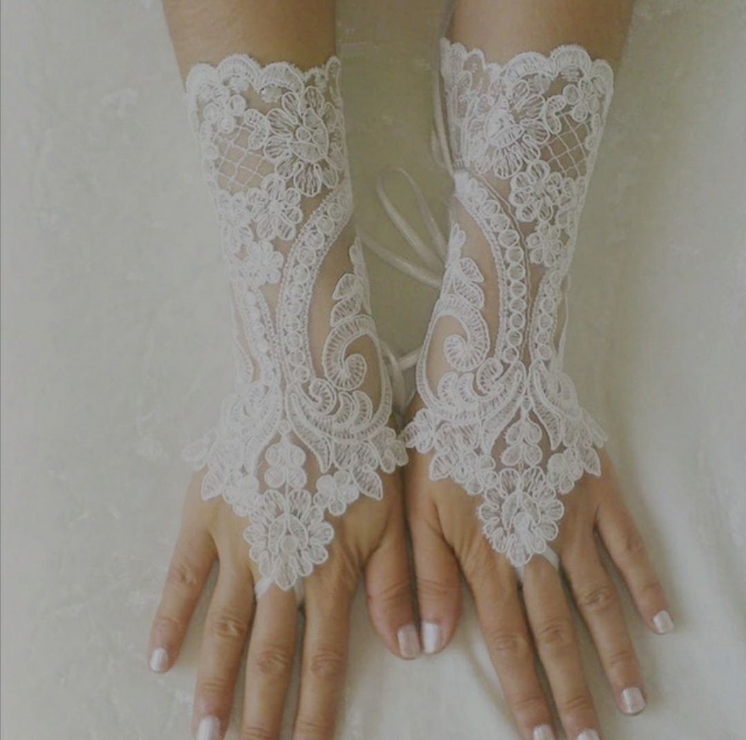 Białe rękawiczki koronkowe