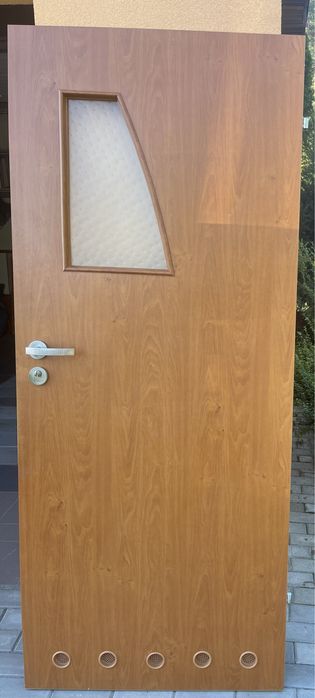 Drzwi zewnętrzne i drzwi wewnętrzne i łazienkowe