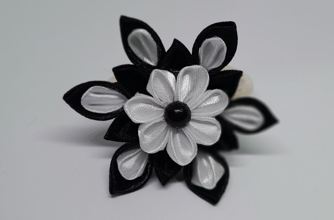 Gumka do włosów,  czarno biały kwiatek