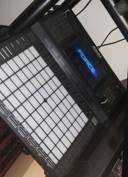 AKAI Force: Sistema Autónomo de Produção Musical / Performance de DJ