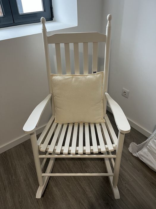 Cadeira de baloiço branca