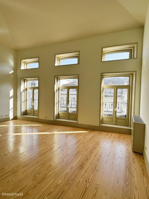 Arrendamento de Apartamento T3D na rua de Mouzinho da Silveira, 171