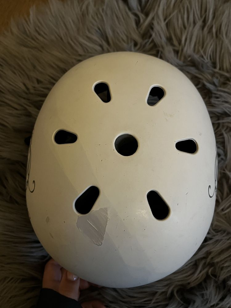 Kask biało różowy ochronny na rolki rowerowy