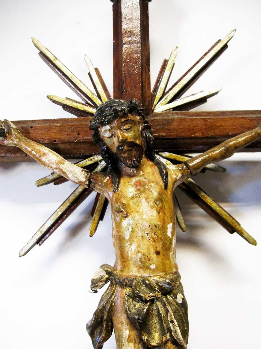 grande antigo crucifixo de pé em madeira policromada do Sec. XIX