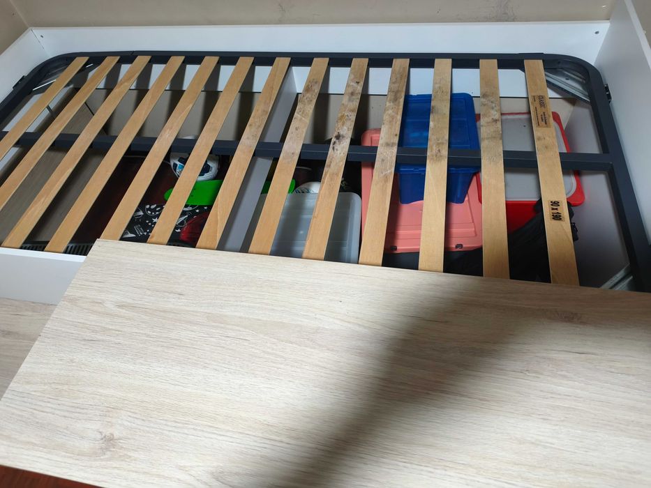 Cama com secretária