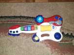 Grająca i świecącą gitara