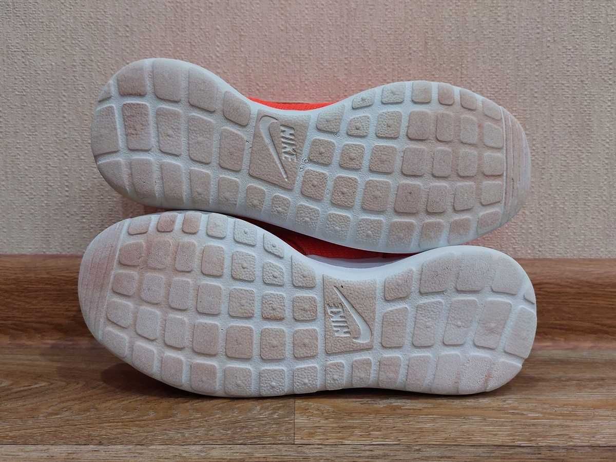 Яркие кроссовки Nike Rosherun