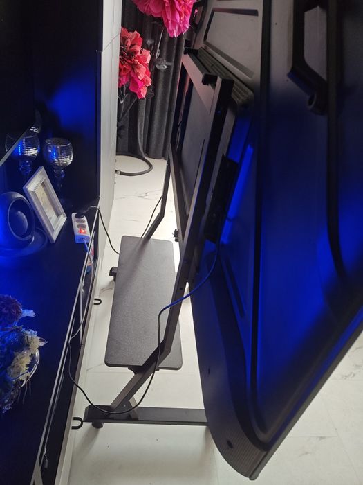 Stojak na telewizor na kolach