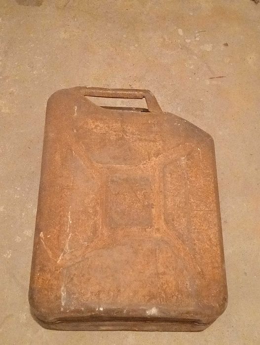 kanister pochodzący z Francji 1 i dwie dodatkowe ze II WS