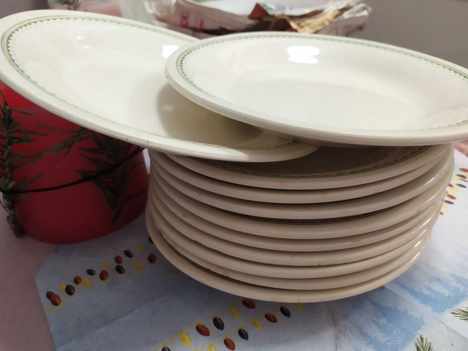 Тарелки фаянсові 11шт в гарному стані