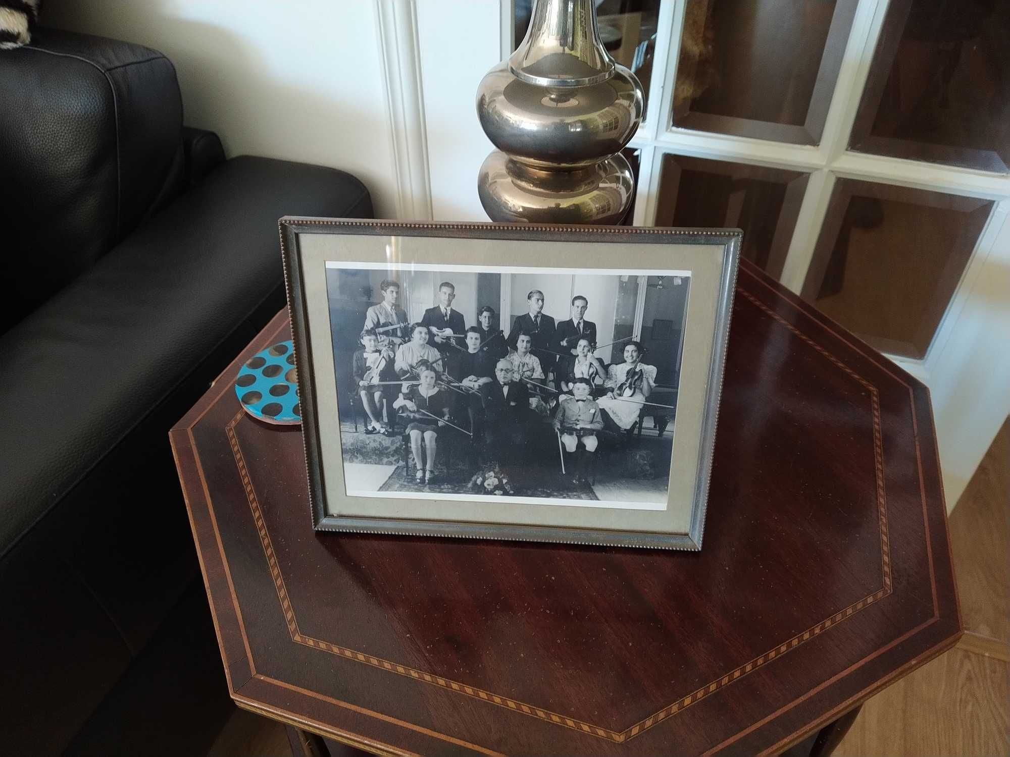 Fotografia antiga, preto e branco, "Maestro e grupo de violinistas"