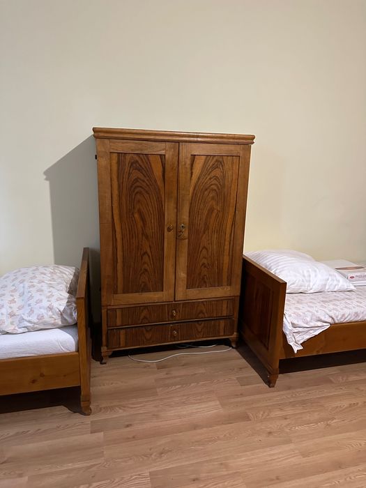 Bieliźniarka z półkami i szufladami