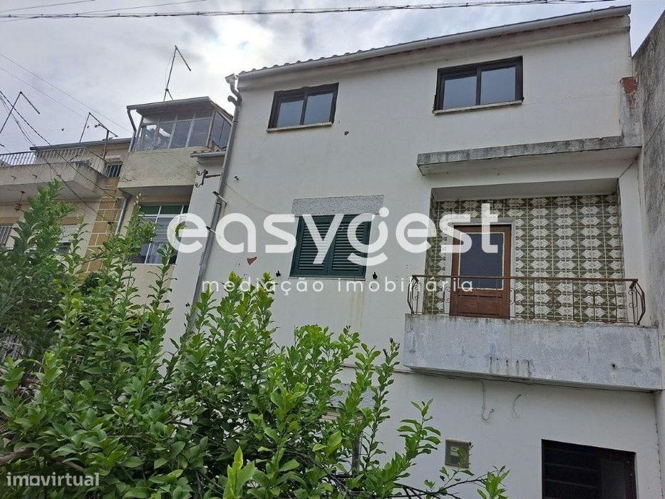 Moradia T4, geminada, em simpática zona habitacional,Torre de Moncorvo