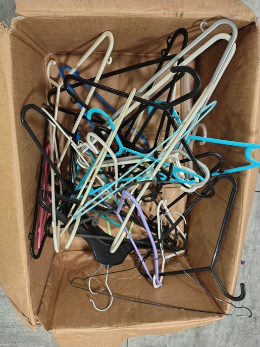 Około 30 wieszaków plastikowych MIX