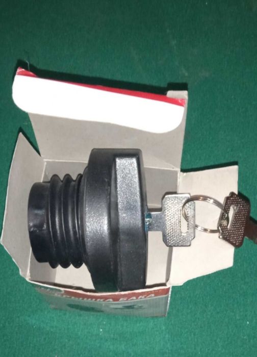 Крышка бензобака с замком под ключ ВАЗ Приора Десятка Нива Газель Клас