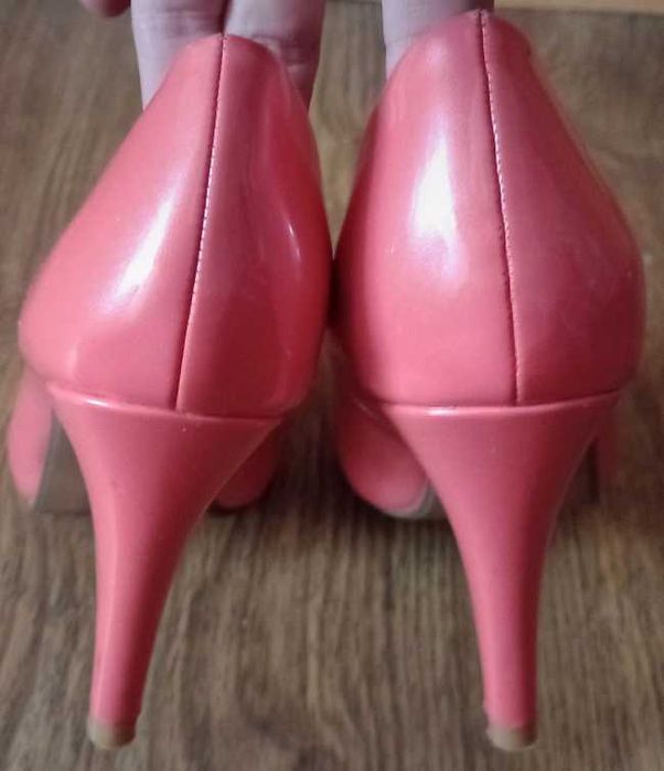 Lakierowane koralowe czółenka gruby obcas r.38 Floyd by Smith