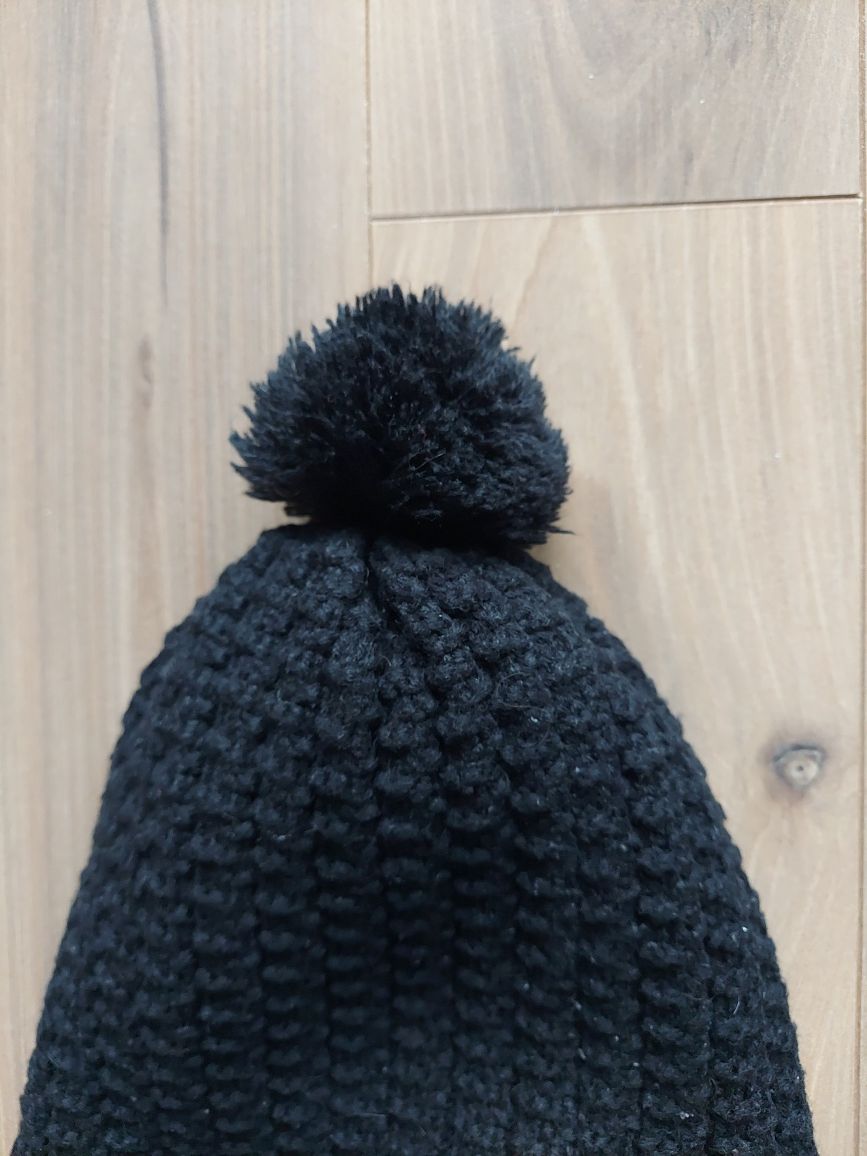 Ciepła zimowa czapka czarna z nausznikami pompony ocieplana 54cm 6-8