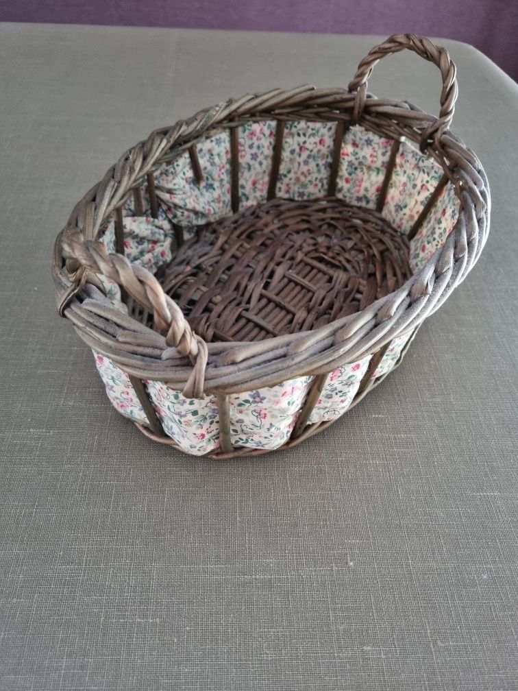 Cesta em vime com faixa em tecido