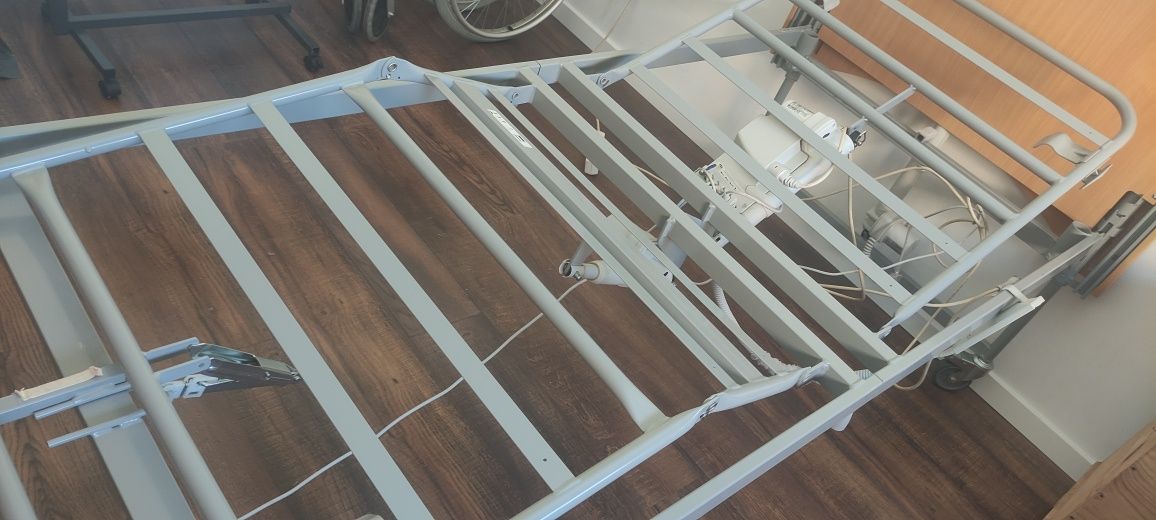 Cama articulada Invacare e colchão anti-escaras com compressor