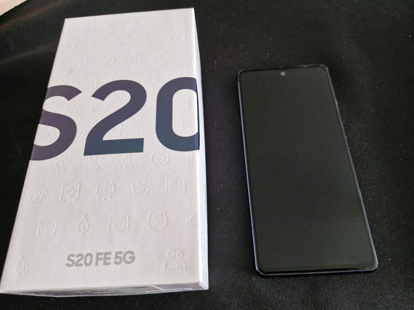 Smartfon Samsung s20 fe  5G + 3szt etui