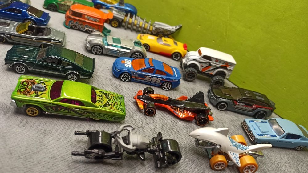 Zestaw 22 pojazdów i samolot od hot wheels samochodziki resoraki