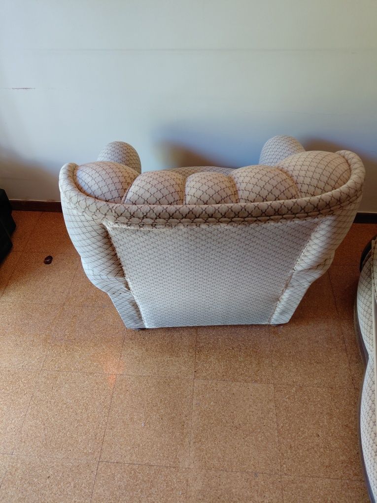 Conjunto de sofá cama e duas poltronas