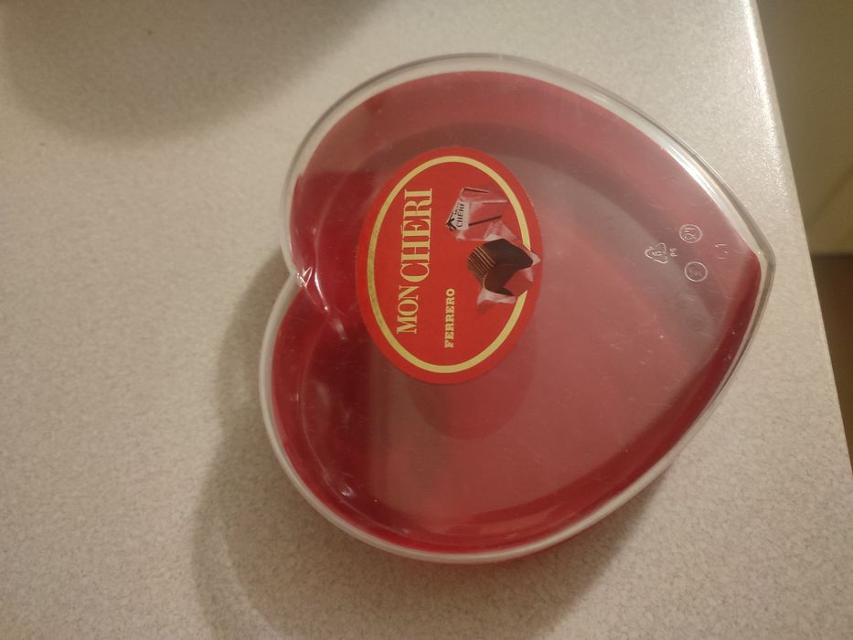 Pudełko po czekoladkach Mon Cheri z 2003 roku