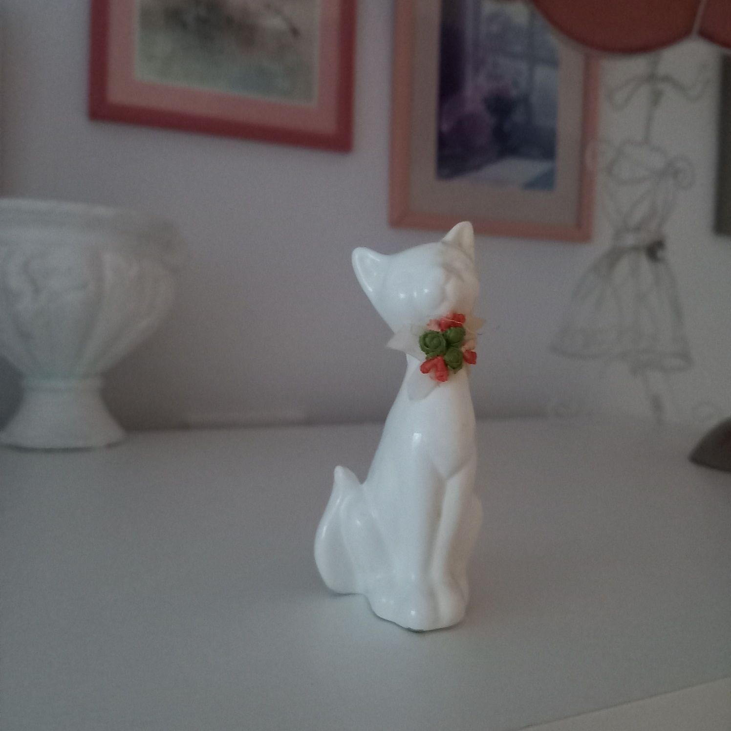 Piękny kotek porcelanowy vintage biały kot bibelot figurka