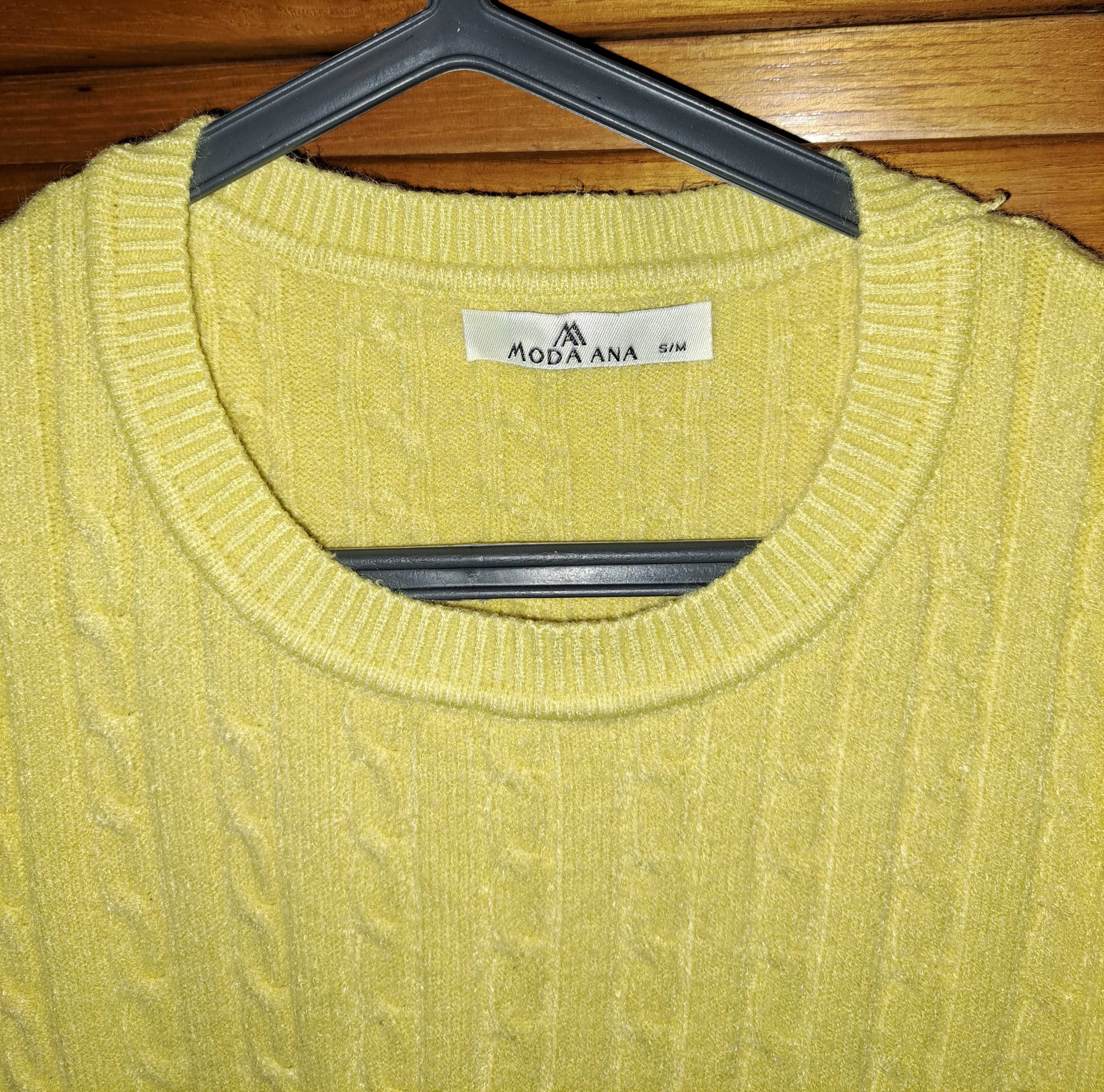 camisola amarela com pormenor bordado em baixo