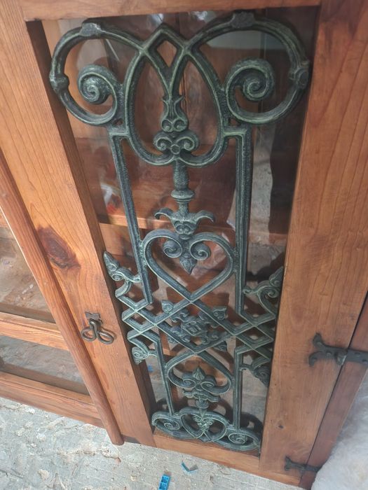 Cristaleira madeira boa ferro vintage