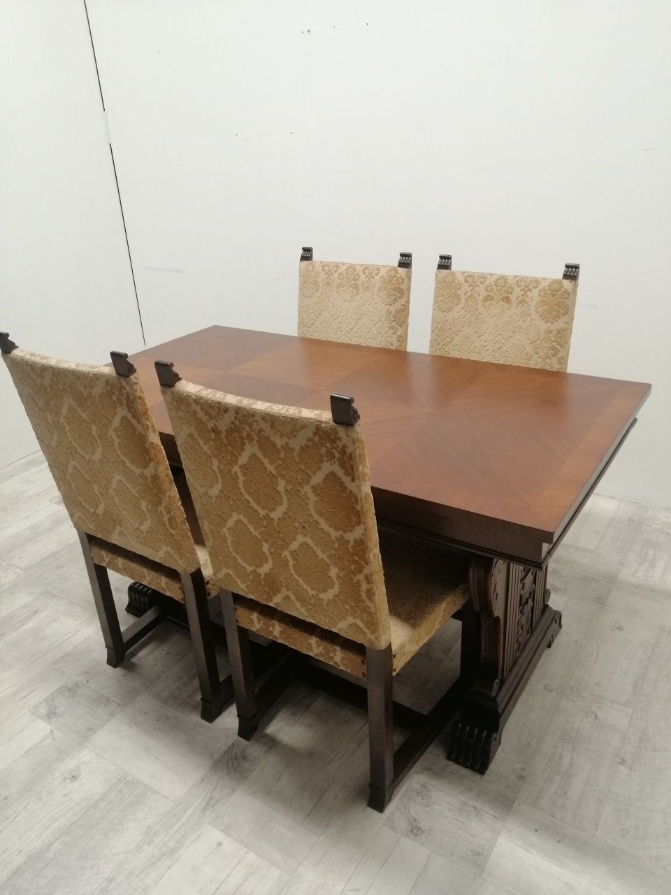 Antyczny stół z krzesłami orzech do salonu jadalni lub jako biurko.