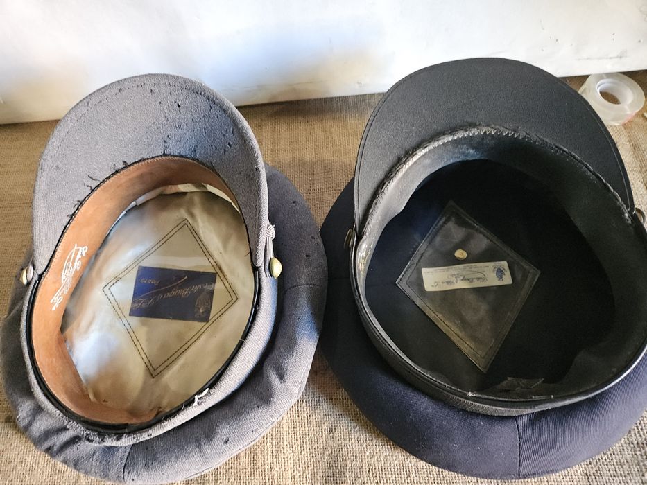 Dois chapéus militares