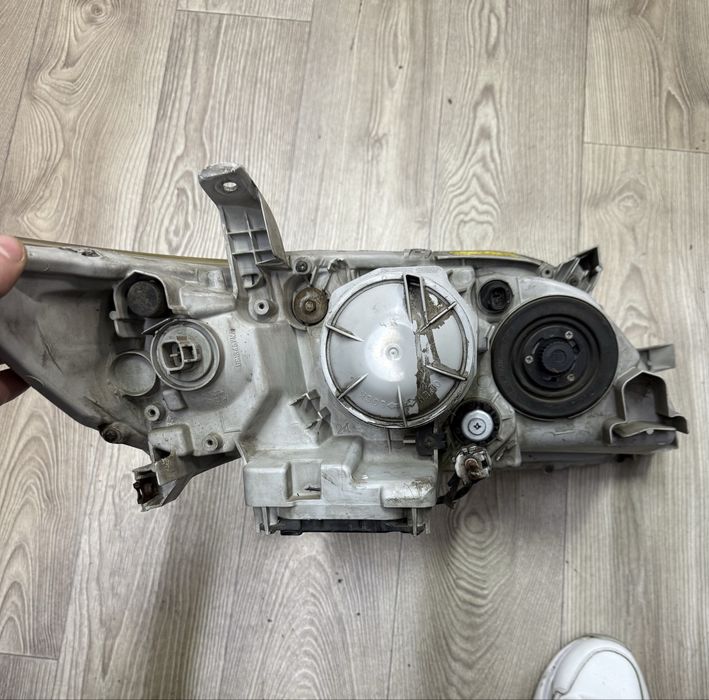 Фара передня ліва Toyota camry 40 ксенон