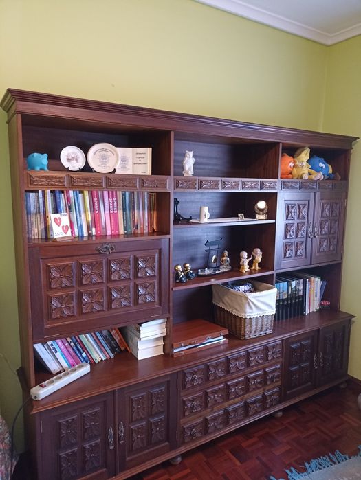 Armário-estante em madeira de mogno