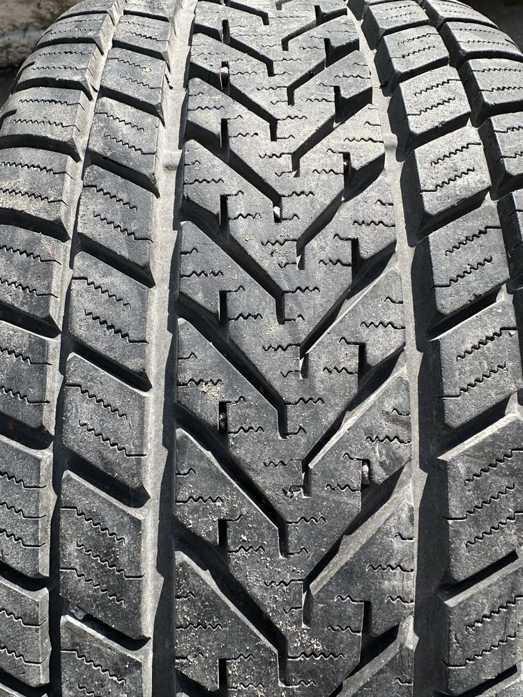 Pirelli 225 40 18 зима 2 шт