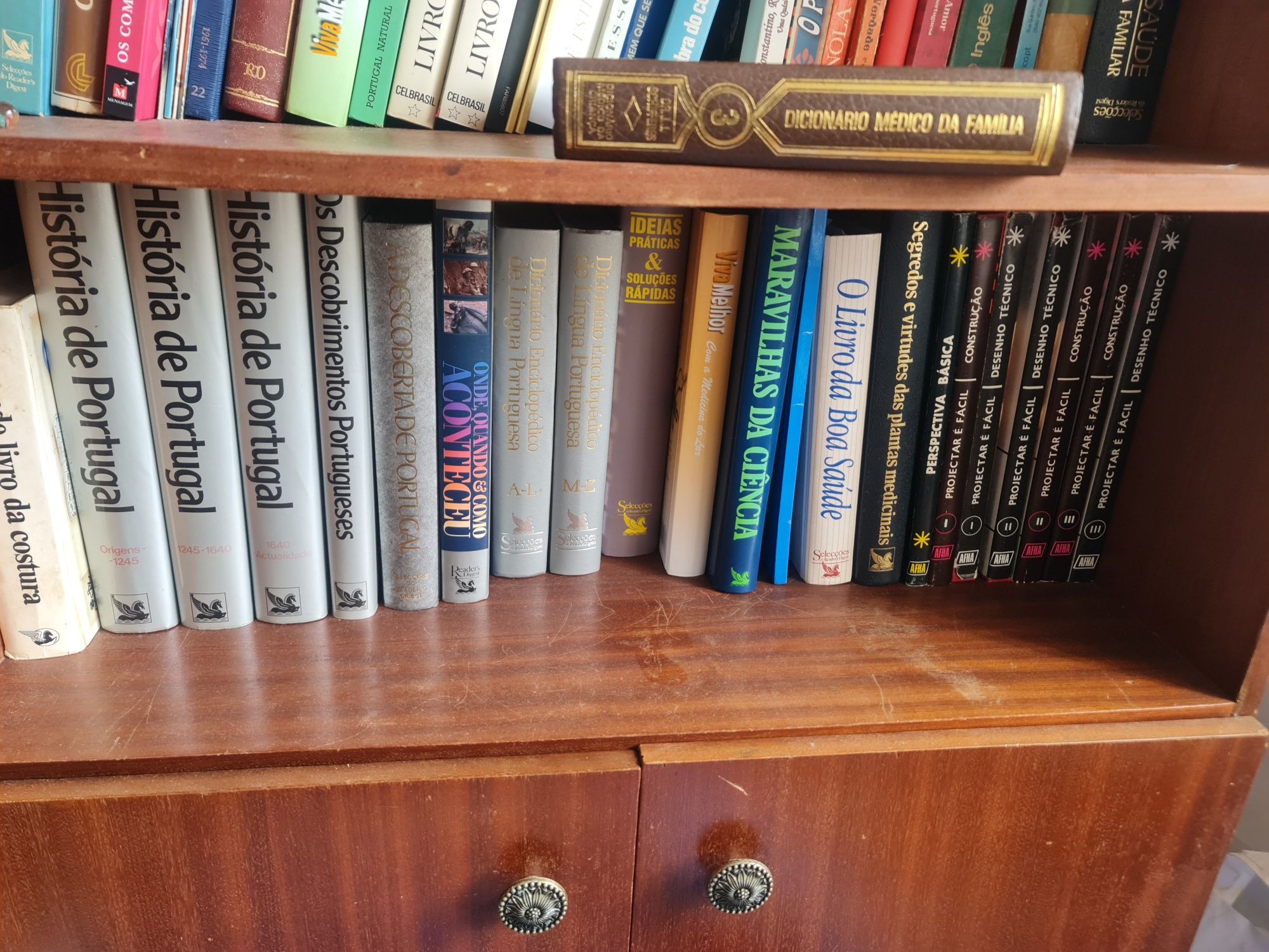 Centenas de Livros, enciclopédias